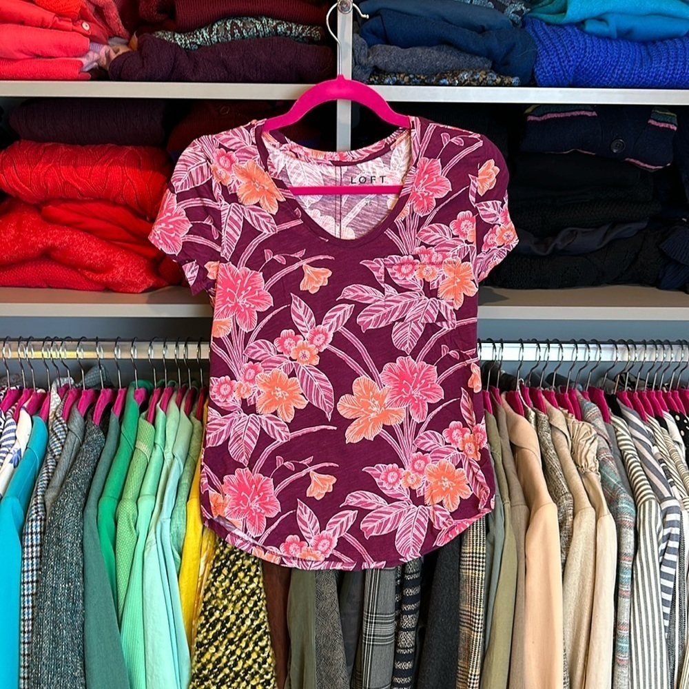Loft purple/pink/orange flower print shot sleeve scoop neck t shirt size XS
